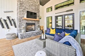 Interior - Broken Bow Cabin: Luxe Outdoor Area & Hot Tub (Broken Bow)