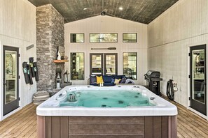 Interior - Broken Bow Cabin: Luxe Outdoor Area & Hot Tub (Broken Bow)