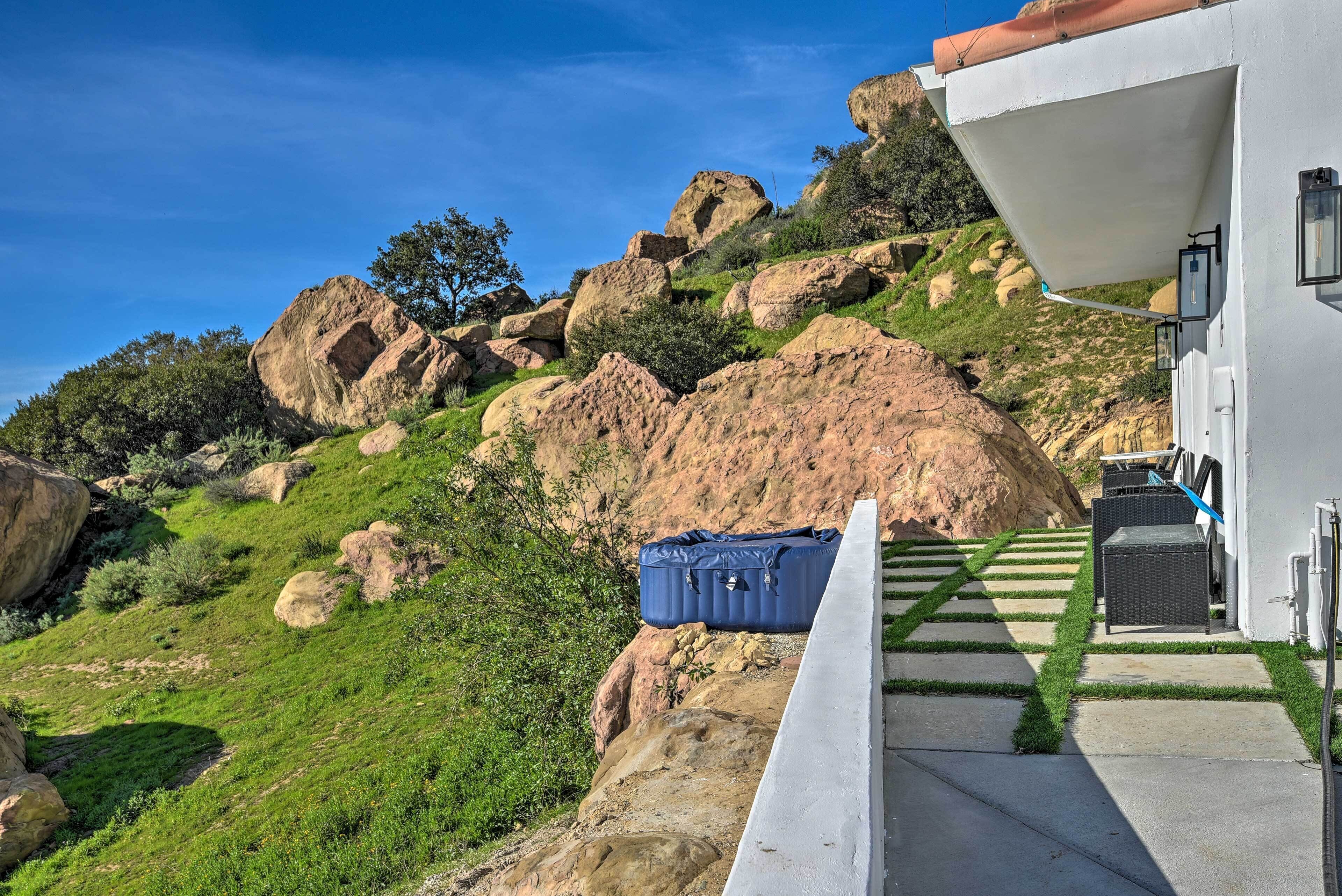 Bright Chatsworth Apartment w/ Mountain Views