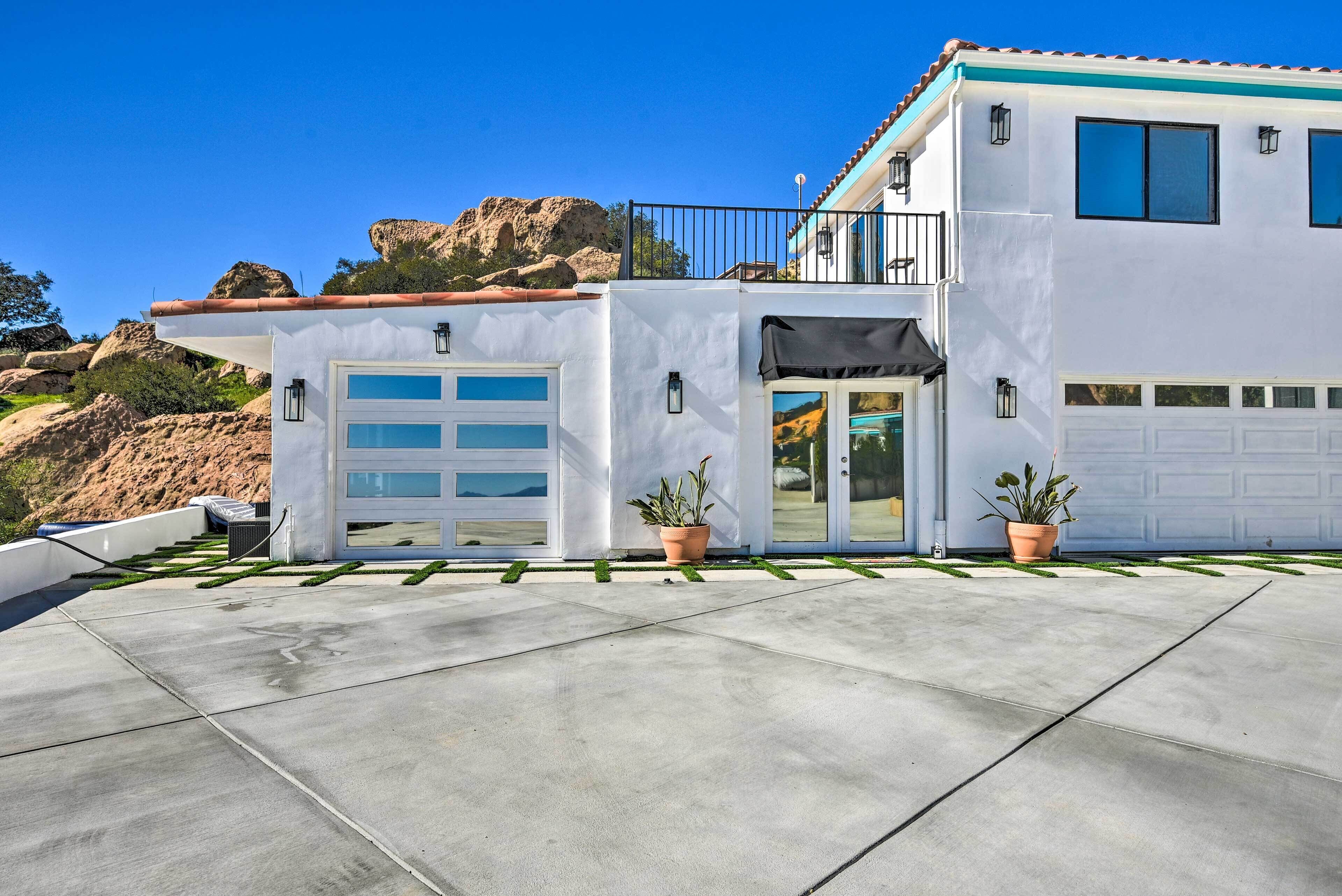 Bright Chatsworth Apartment w/ Mountain Views