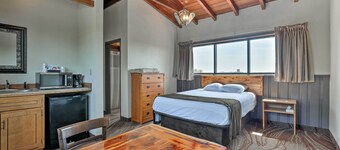 Burkesville Apt w/ Deck, Views & Pool Access!