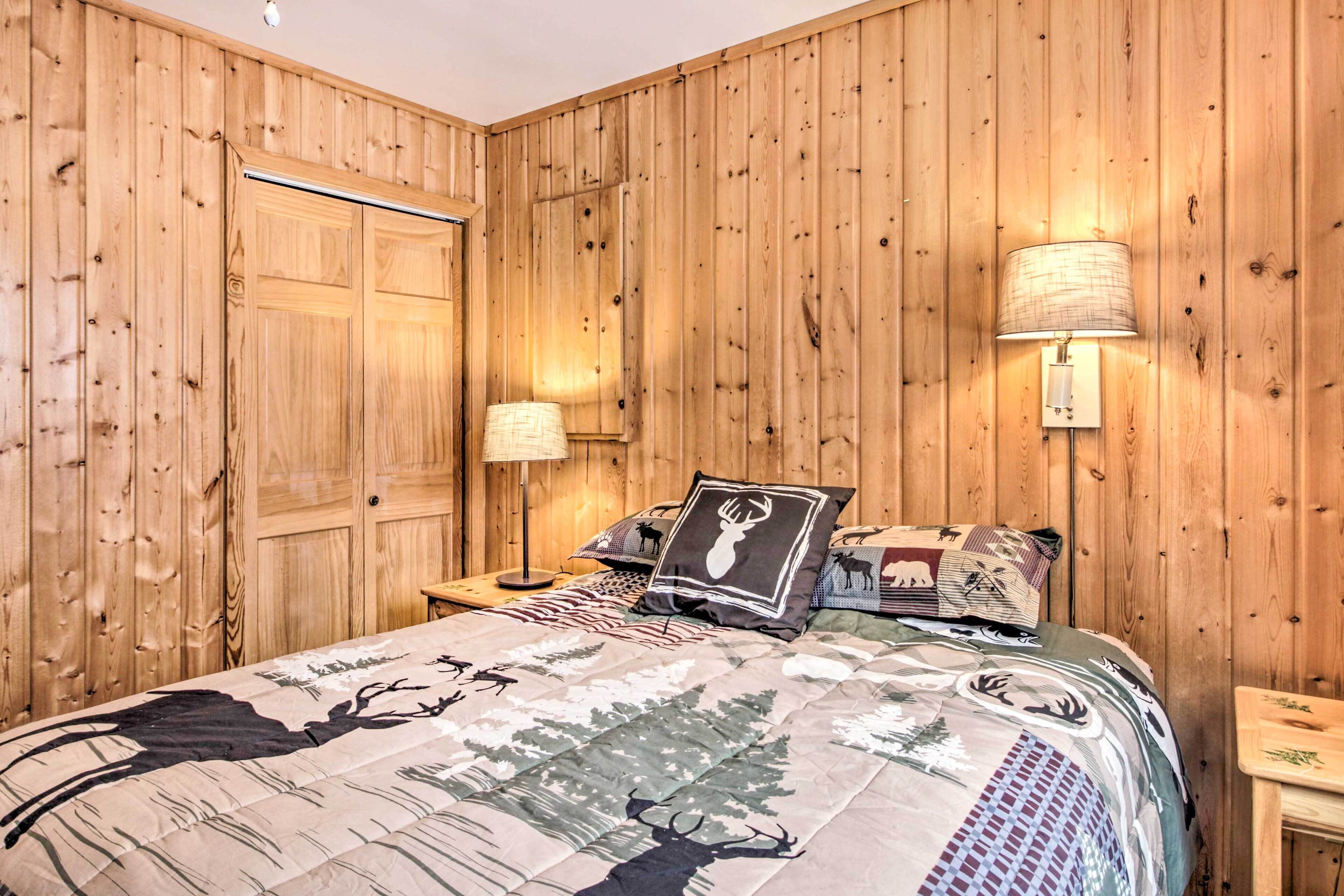 Cabin w/ Fireplace < 1 Mile to Lakes + Golf