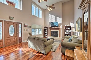 House (5 Bedrooms) | Interior