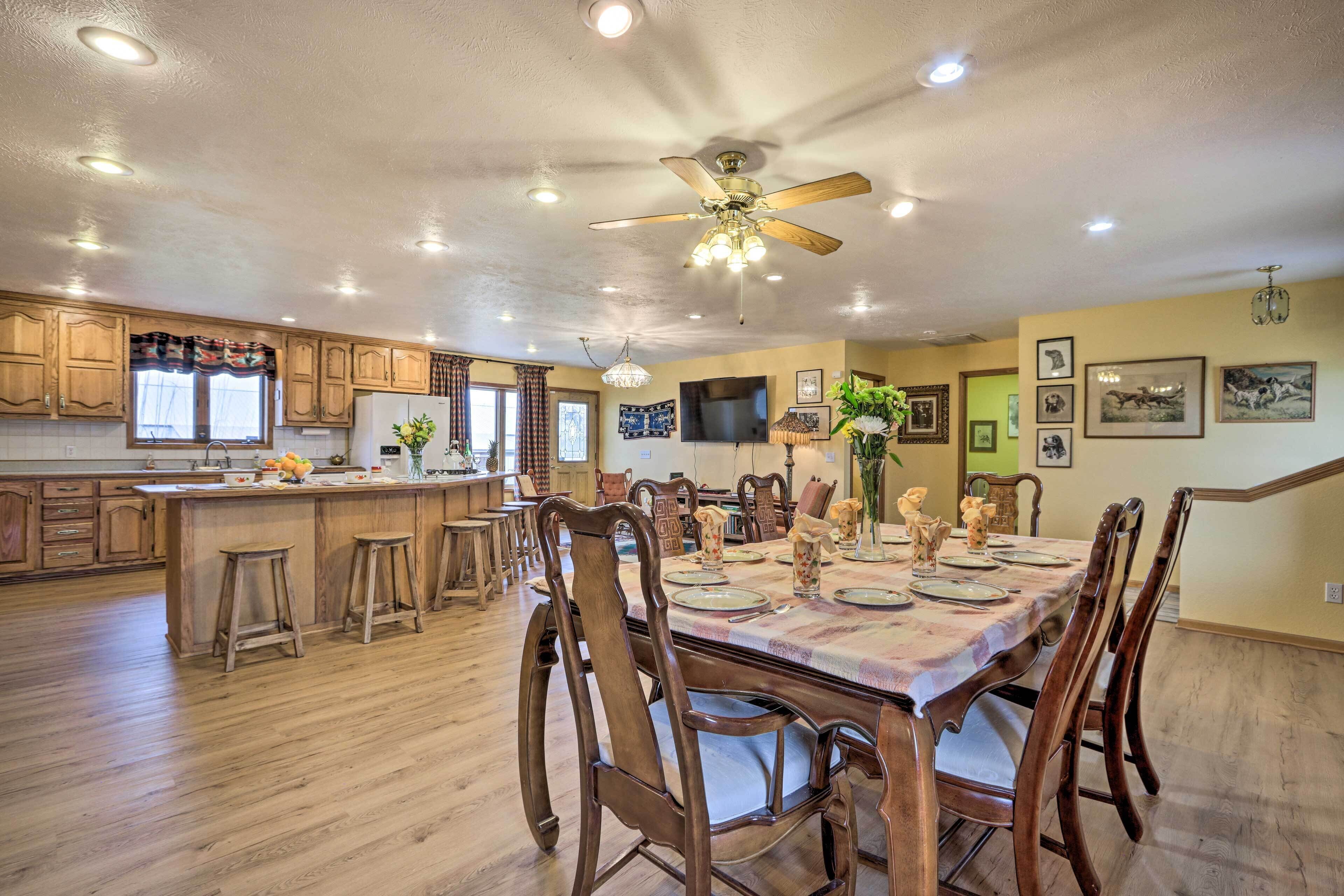 Buffalo 'home on a Hill' w/ Pasture Views!