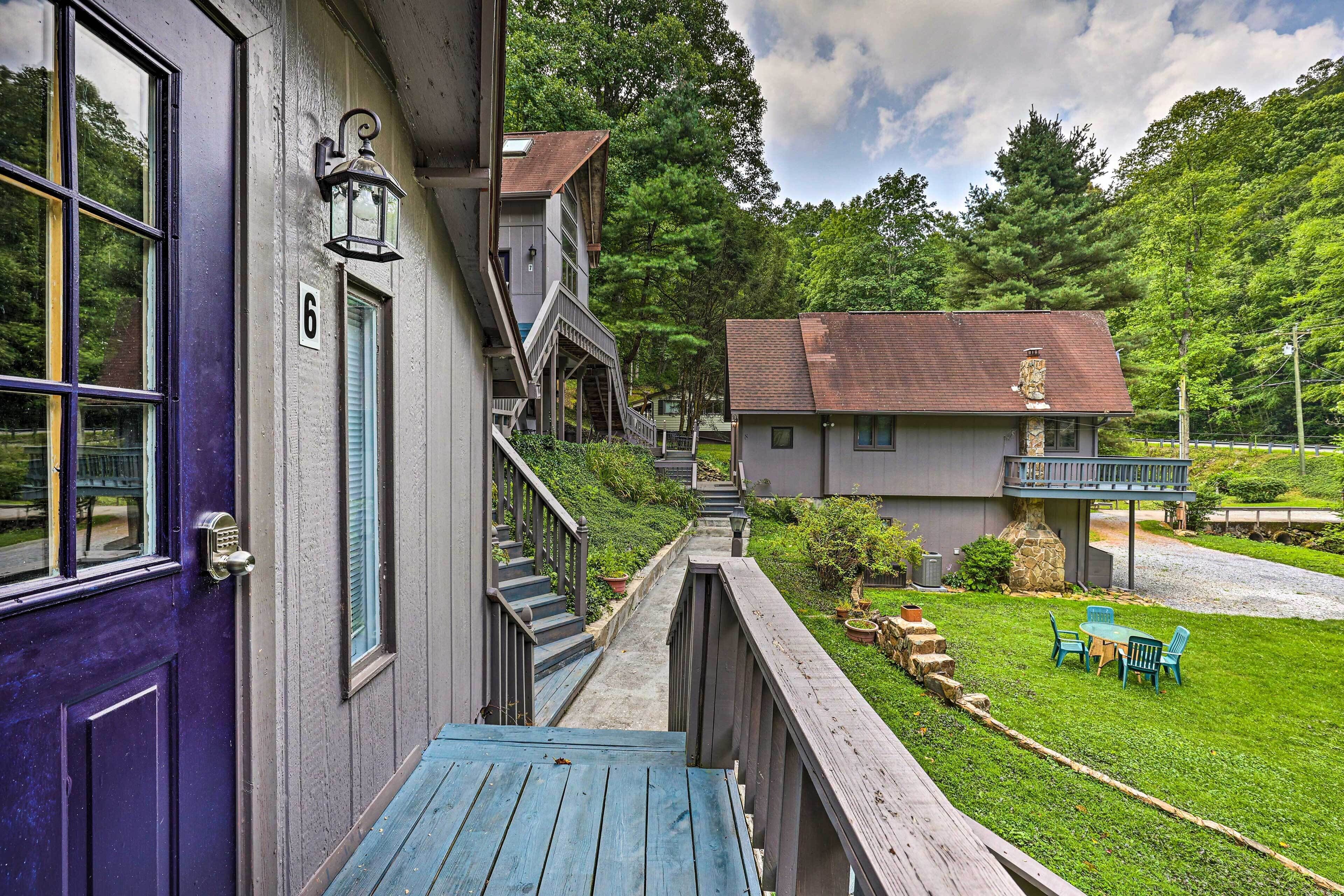 Chalet Retreat: Cozy Cabin w/ On-site Creek!