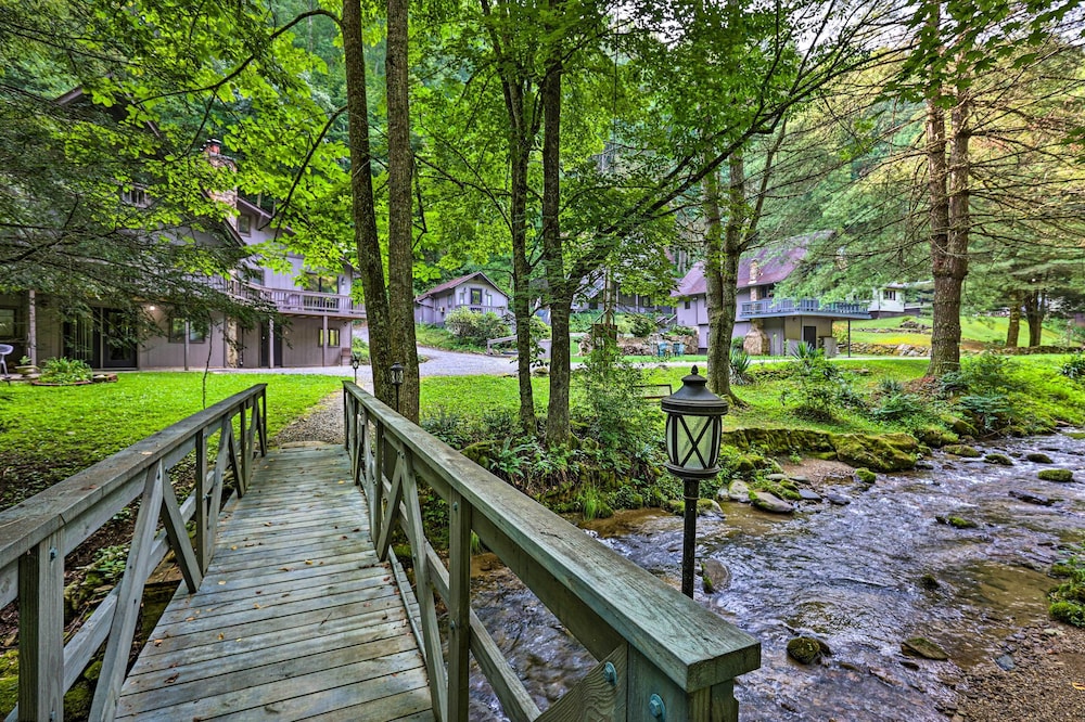 Chalet Retreat: Cozy Cabin w/ On-site Creek!