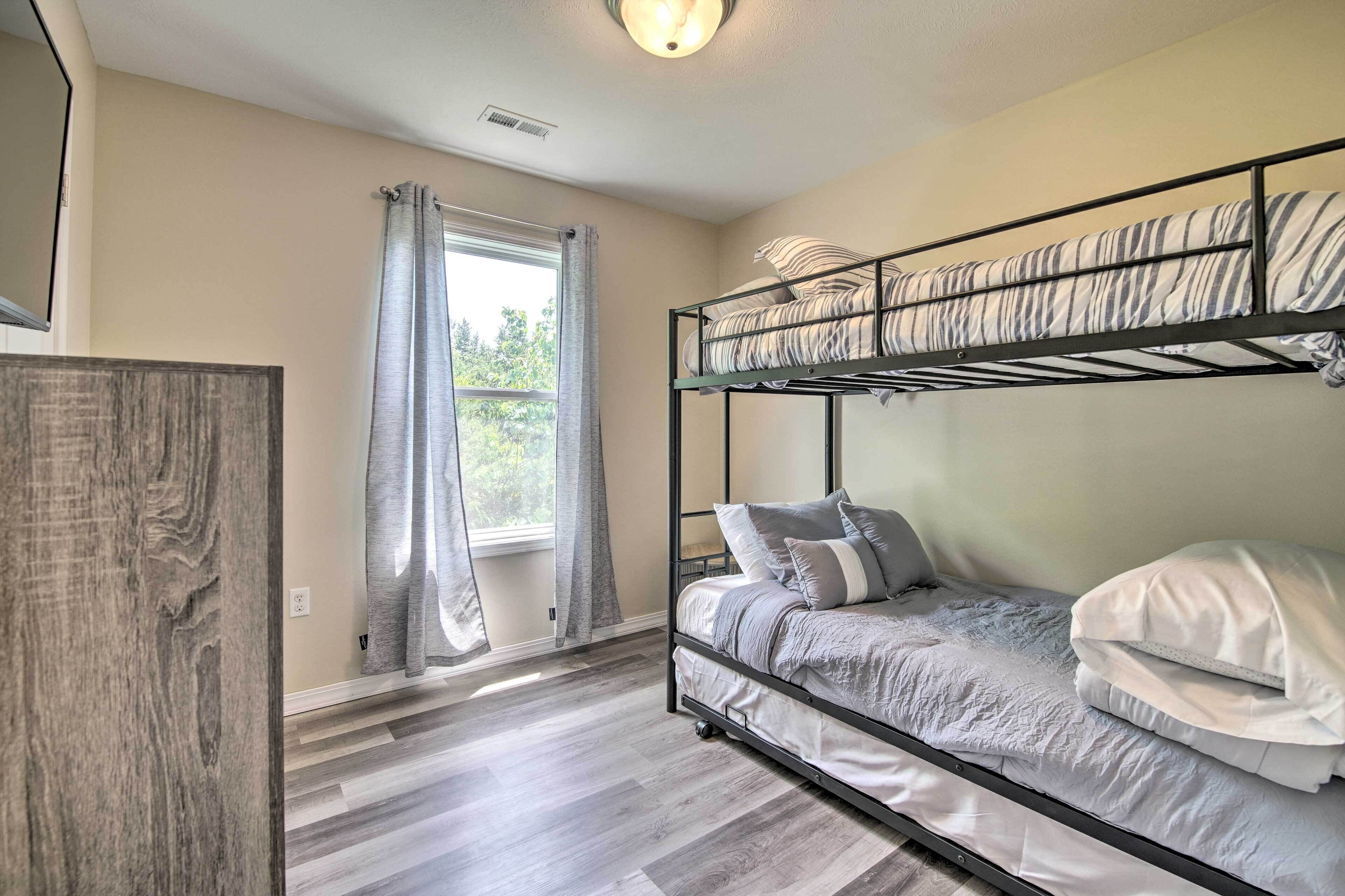 Charming Branson House w/ Fireplace & Grill!