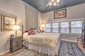 3 bedrooms, iron/ironing board, bed sheets - Charming Conway Home w/ Yard - Walk to Dtwn! (Conway)