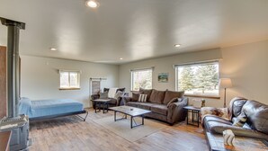A spacious living room with a sofa, coffee table, and a fireplace. - Charming Cle Elum Home w/ Patio: 5 Mi to Dtwn! (Cle Elum)