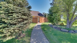 A house with a pathway leading to the front door, surrounded by greenery and a wooden fence. - Charming Cle Elum Home w/ Patio: 5 Mi to Dtwn! (Cle Elum)