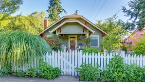 A house with a white picket fence, a front porch, and a chimney. - Charming Eugene Vacation Home: 1 Mi to Dtwn! (Eugene)