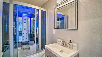 Cottage (2 Bedrooms) | Bathroom