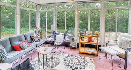 Sunroom & Yard: Charming Hot Springs Home!