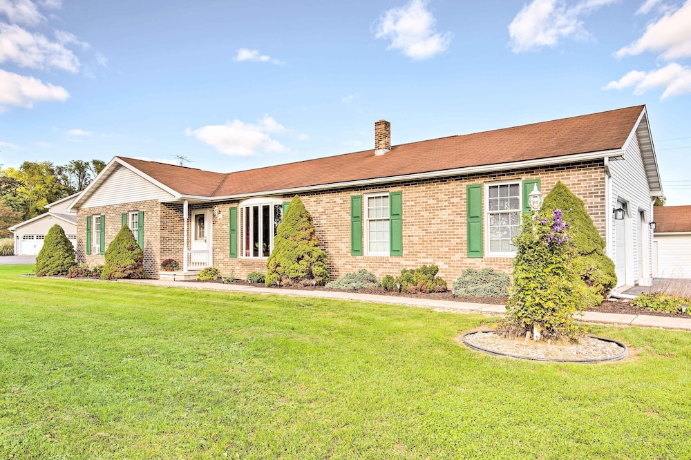 Charming Lewisburg Home w/ Hot Tub & Games!
