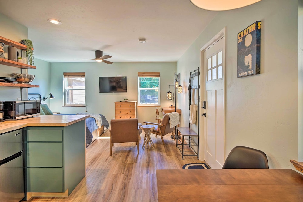 Chic Grants Pass Tiny Home ~ Half-mi to Dtwn!