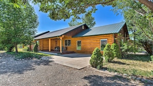 A log cabin with a metal roof, surrounded by trees and a gravel driveway. - 'ali River Farms' Breathtaking Mt Backdrop! (Clifton)