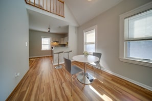Dining - < 3 Mi to Dtwn: Cleveland Apt w/ Deck & Wet Bar (Cleveland)