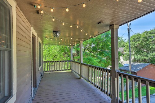 < 3 Mi to Dtwn: Cleveland Apt w/ Deck & Wet Bar