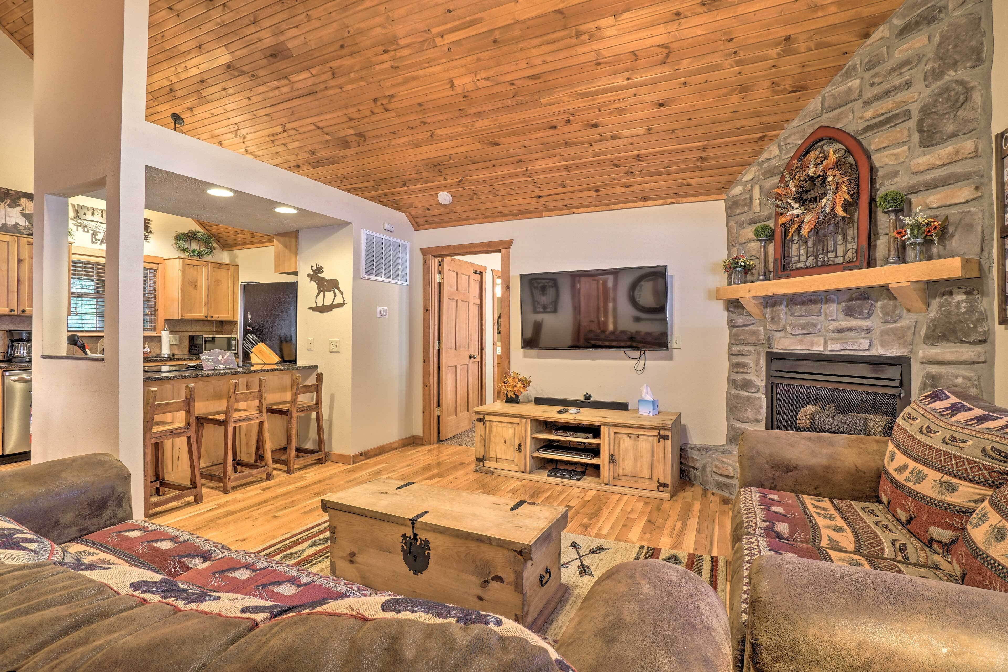 Cozy Branson West Cabin w/ Resort-style Amenities!