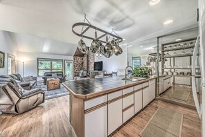 Apartment (2 Bedrooms) | Interior - Cozy Cloudcroft Townhome ~ 1 Mi to Burro Ave! (Cloudcroft)