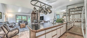 Cozy Cloudcroft Townhome ~ 1 Mi to Burro Ave!