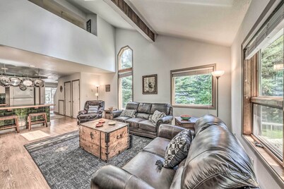 Cozy Cloudcroft Townhome ~ 1 Mi to Burro Ave!