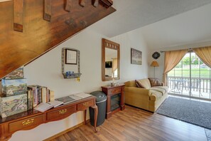 Interior - 3 Mi to Titanic Museum: Branson Condo w/ Fireplace (Branson)