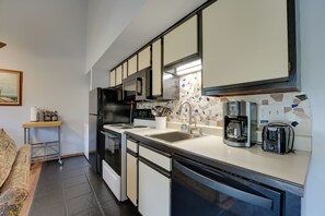 Apartment (2 Bedrooms) | Interior - 3 Mi to Titanic Museum: Branson Condo w/ Fireplace (Branson)