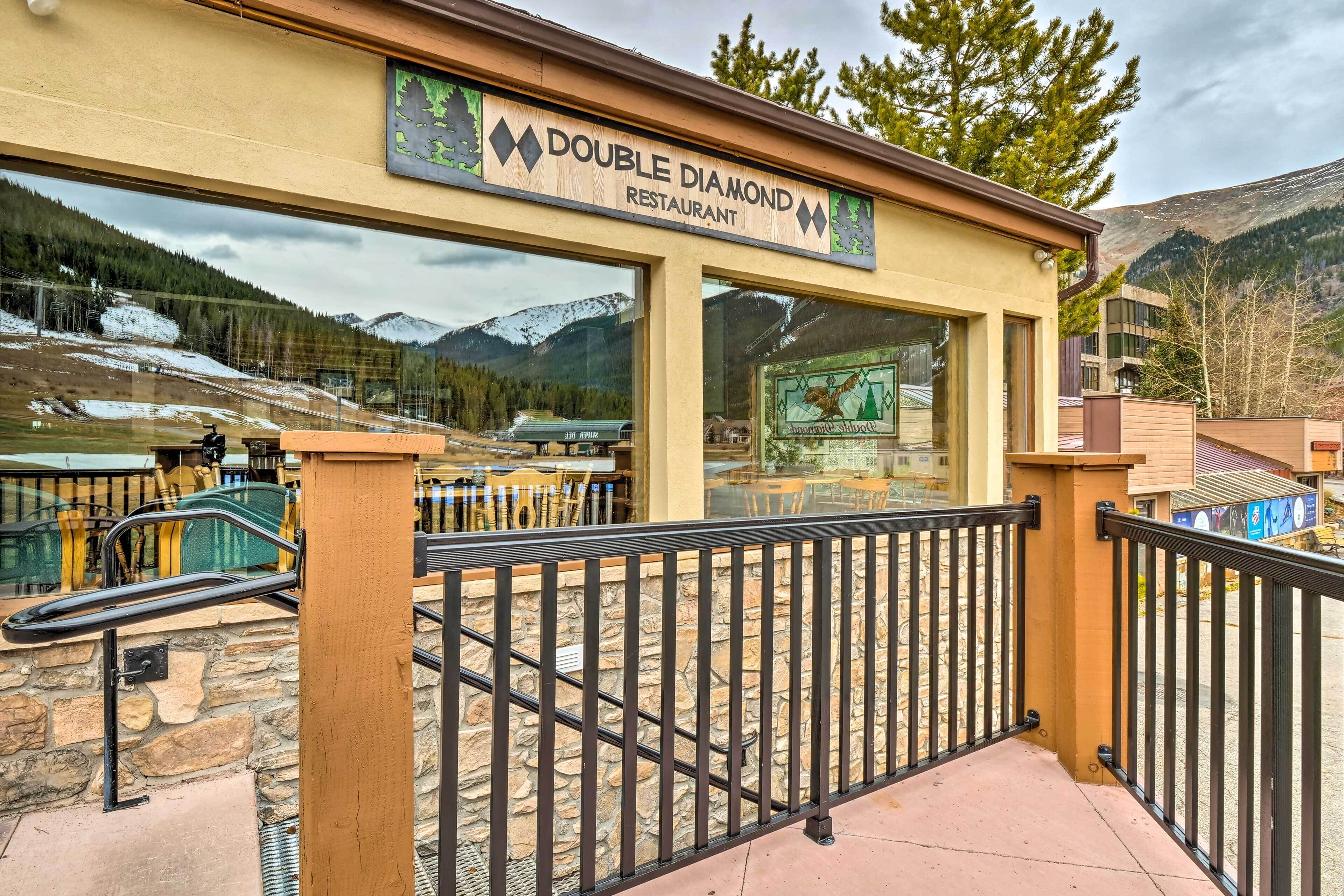 Un restaurant Double Diamond offrant une vue sur la montagne.