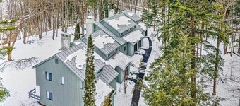 Hartford Escape w/ Fire Pit ~ 3 Mi to Ski & Golf!