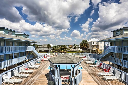 Gulf Shores Condo w/ Pool Access: Steps to Beach!