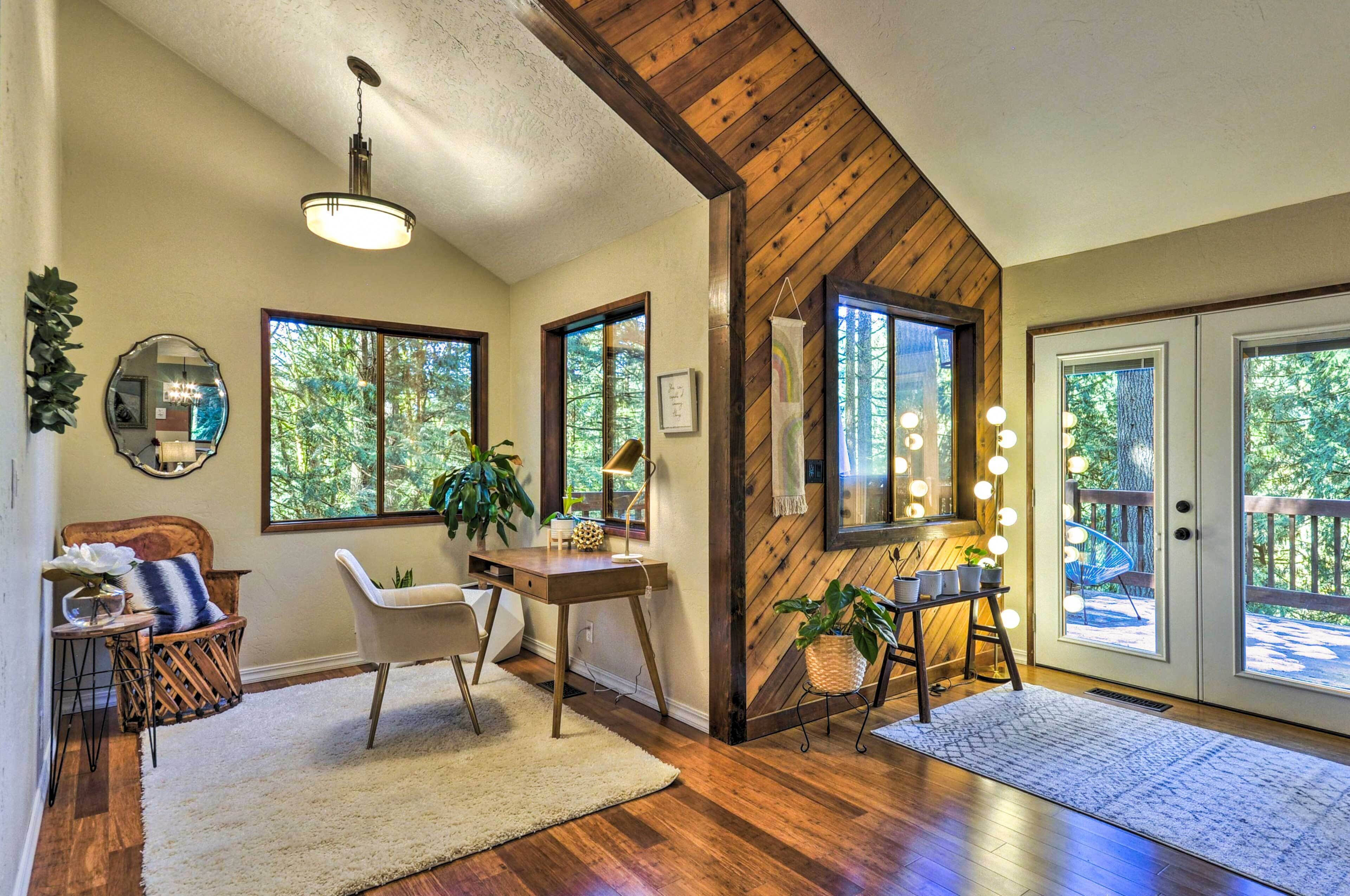 Cozy Sandy Retreat w/ Hot Tub & Forest Views!