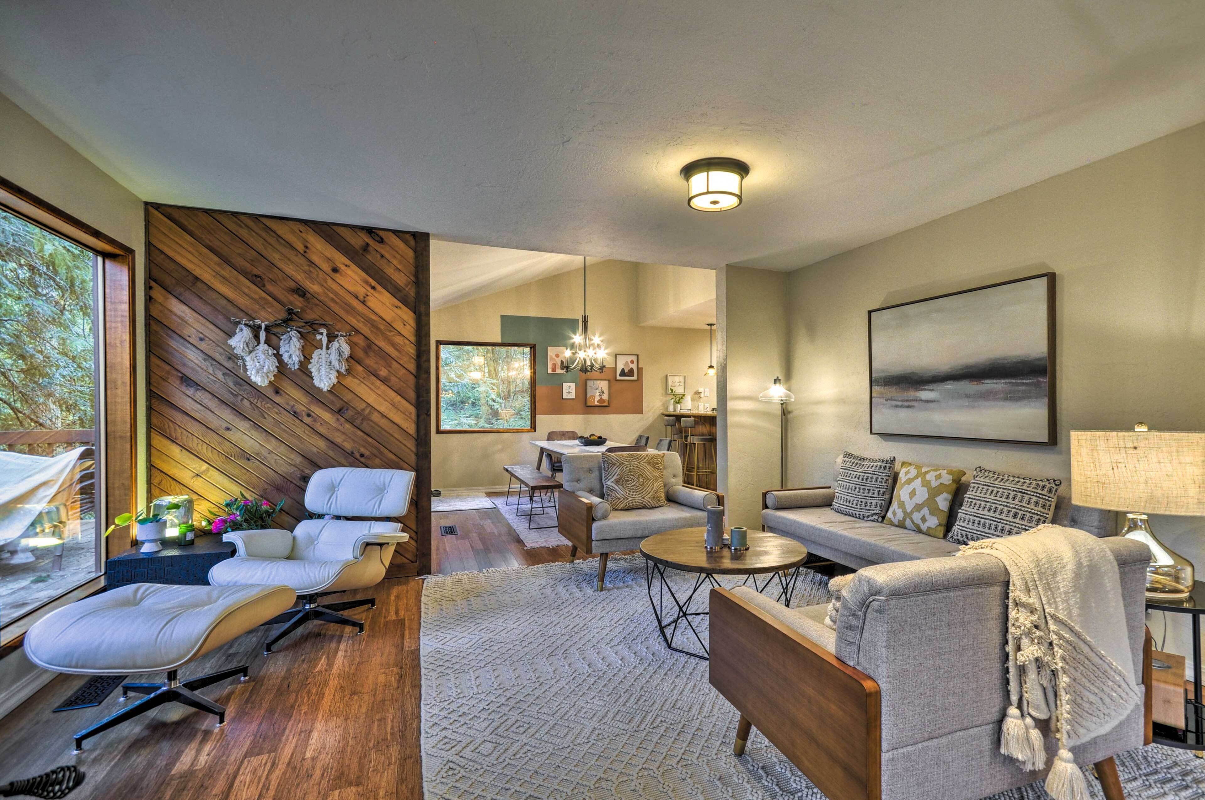 Cozy Sandy Retreat w/ Hot Tub & Forest Views!