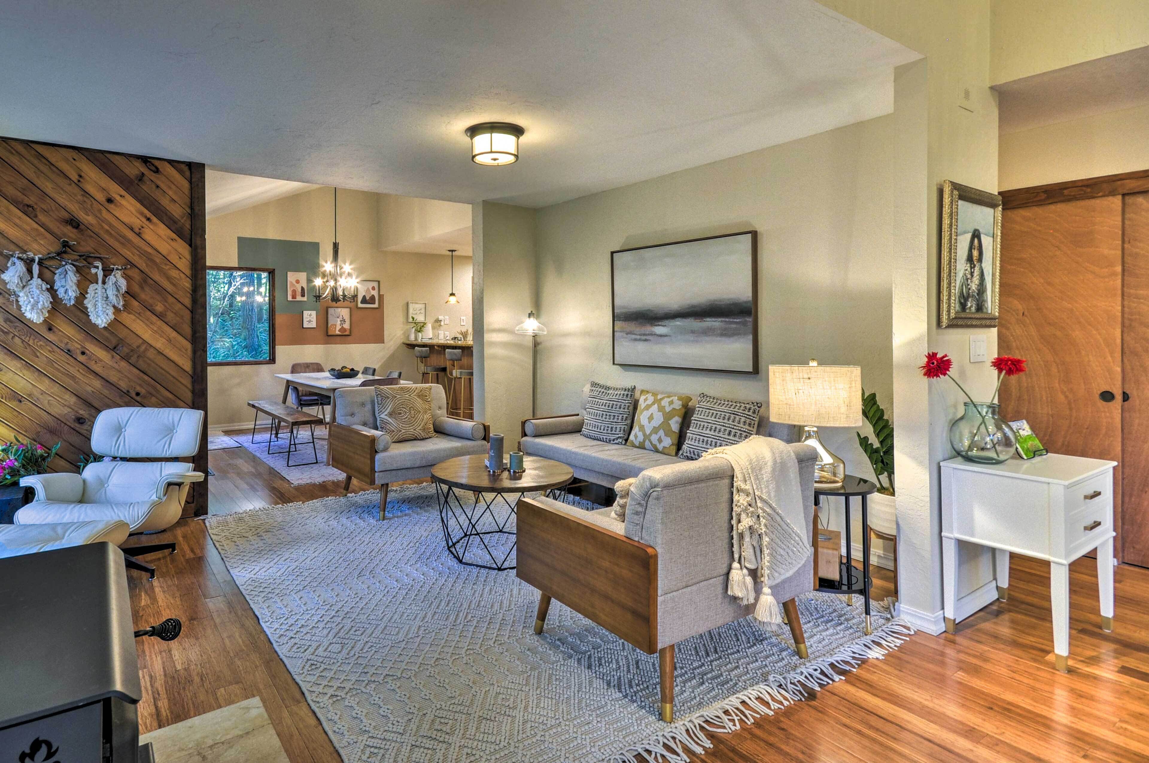 Cozy Sandy Retreat w/ Hot Tub & Forest Views!