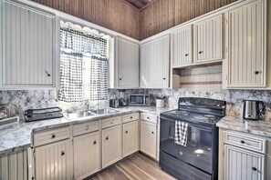 House (2 Bedrooms) | Interior - Cozy Livingston House w/ Fenced Yard + Patio! (Livingston)