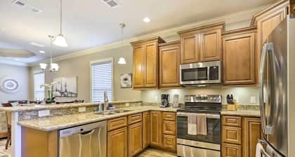 Diamondhead Condo - Marina, Pool Access & Golfing!