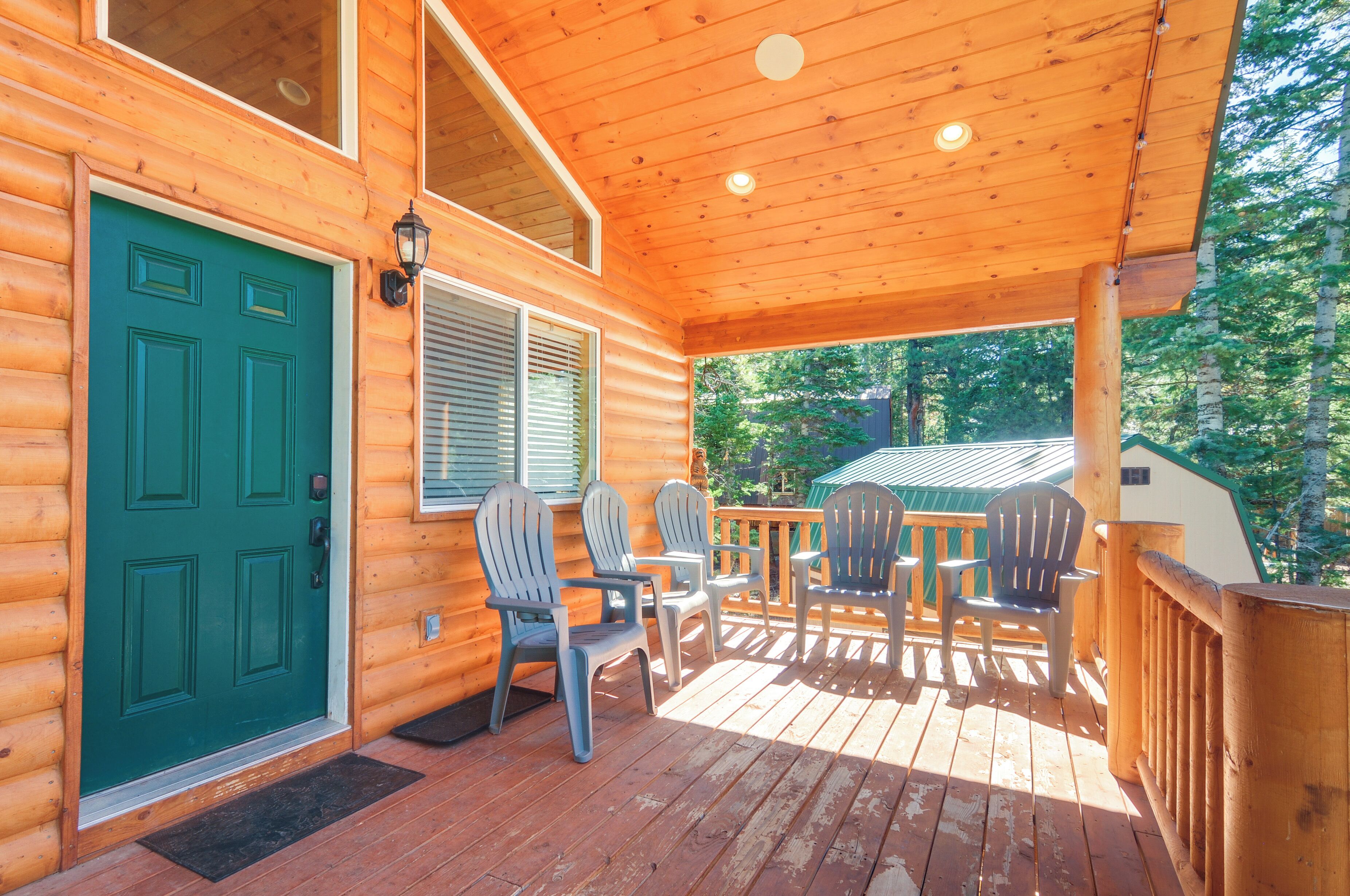 Duck Creek Village Cabin w/ Fire Pit & Grill!