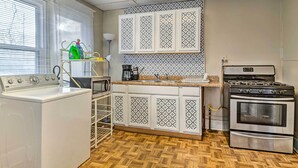 A kitchen with a washing machine, stove, and patterned cabinets. - Dtwn Family Home 2 Mi to Indiana Convention Center (Indianapolis)