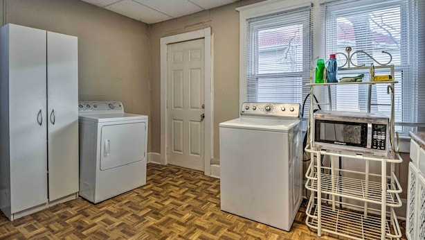 A laundry room with a washer, dryer, and a microwave on a cart. - Dtwn Family Home 2 Mi to Indiana Convention Center (Indianapolis)