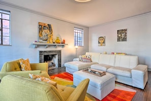 TV, iPod dock, books - Detroit Vacation Rental: 8 Mi to Downtown! (Detroit)
