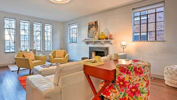 TV, stasiun docking iPod, dan buku