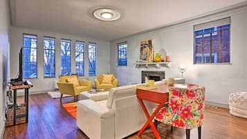 Apartment (3 Bedrooms) | Living area | TV, iPod dock, books