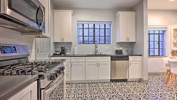 Apartemen (3 Bedrooms) | Dapur pribadi | Mesin pembuat kopi/teh dan tisu