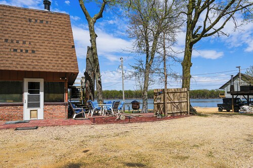 Cozy Home w/ Yard: Steps to Mississippi River