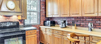 Cozy Home w/ Yard: Steps to Mississippi River