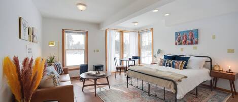 Departamento (0 Bedroom) | Escritorio, espacio para trabajar con laptop y ropa de cama