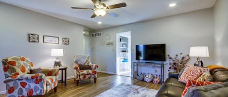 Apartment (3 Bedrooms) | Living area