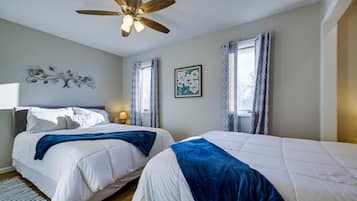Apartemen (3 Bedrooms) | 3 kamar tidur, setrika/meja setrika, dan seprai linen