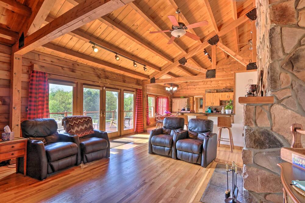 Family Retreat w/ Deck Near Appalachian Trail! - Millwood, VA