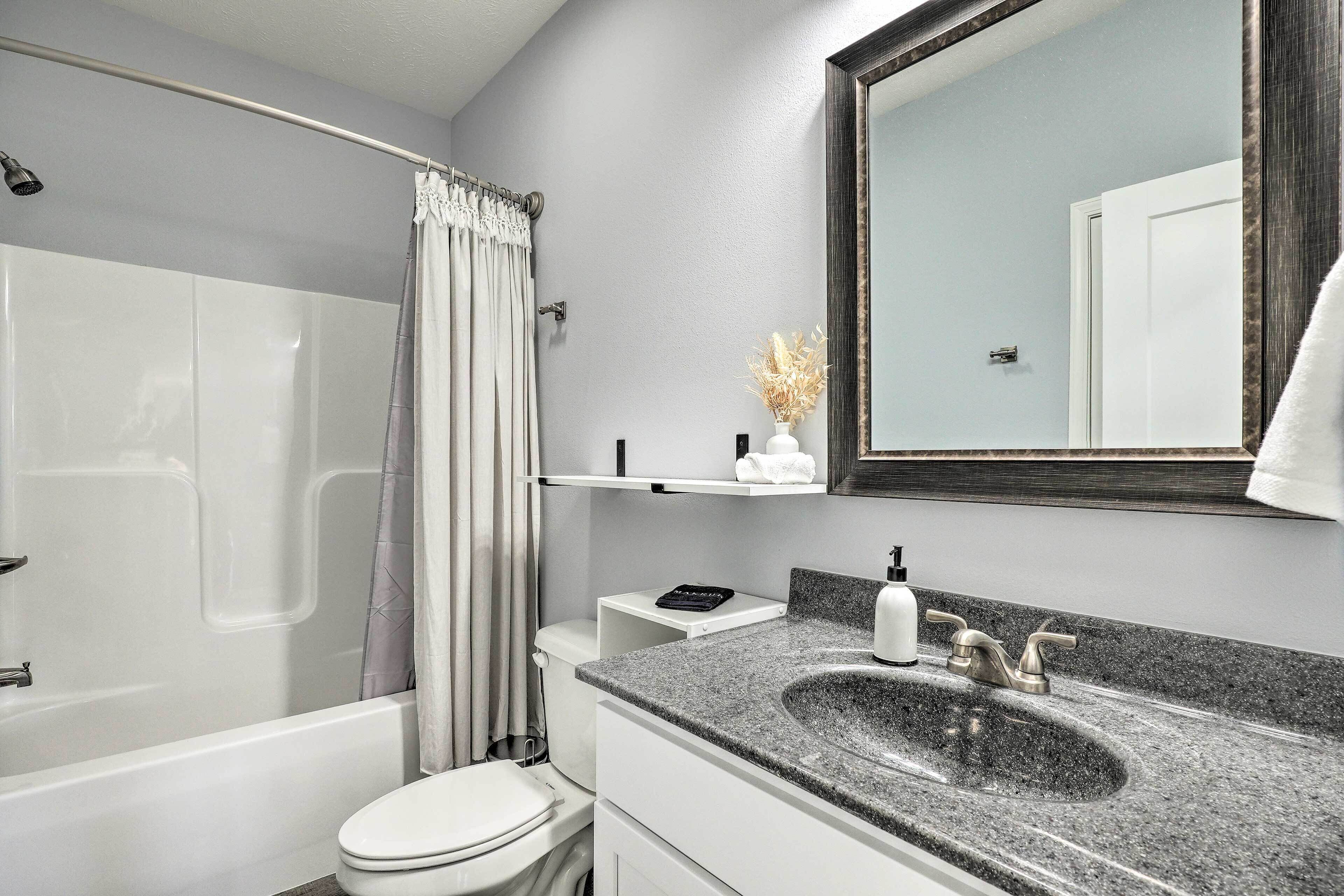 Une salle de bain moderne avec une baignoire, des toilettes et un lavabo.